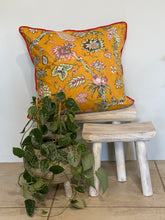 Load image into Gallery viewer, Vintage Style Floral Cushion Cover